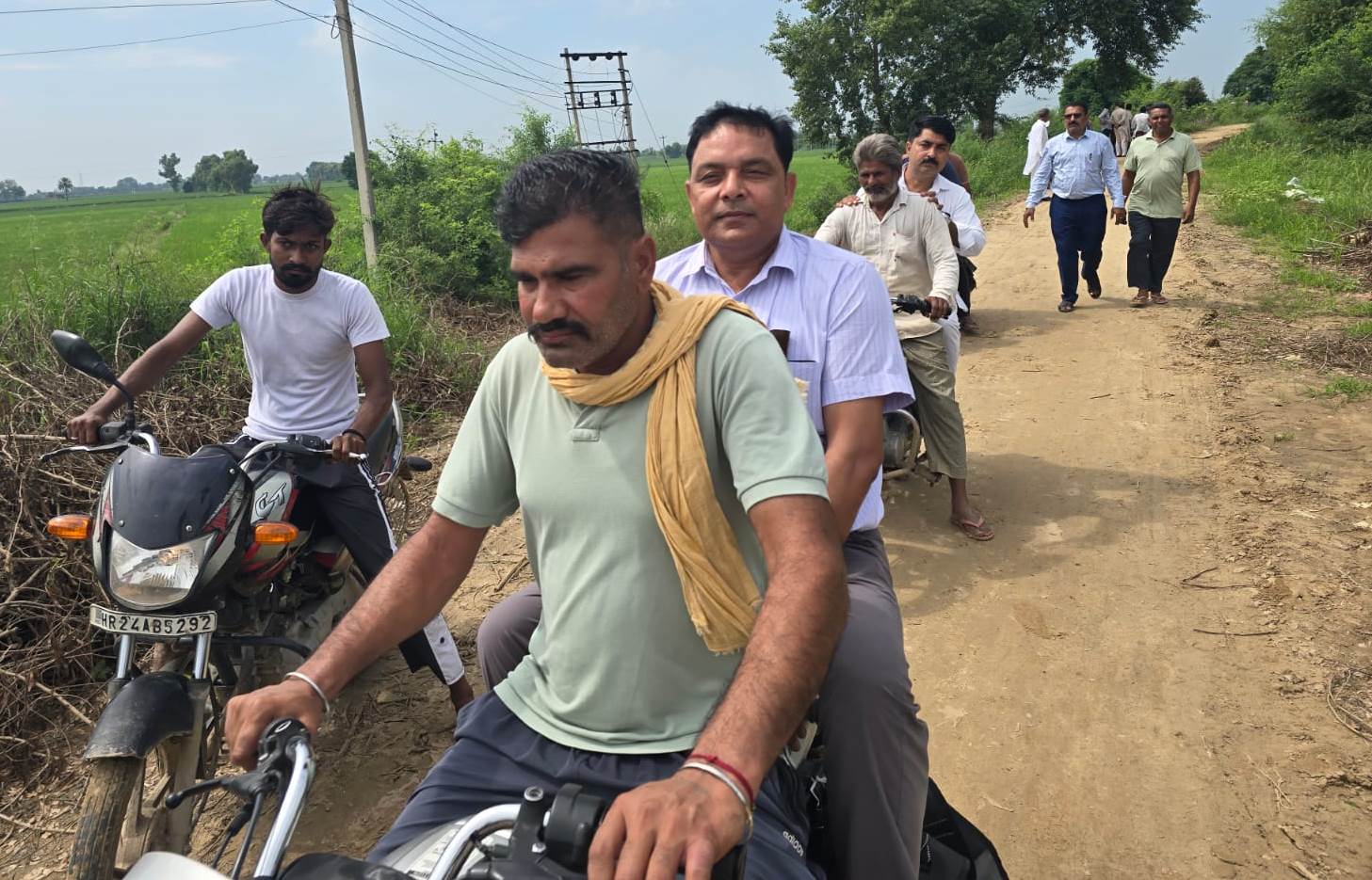 मोटरसाइकिल पर घग्घर के तटबंधों का जायजा लेते अधिकारी। मोटरसाइकिल पर घग्घर के तटबंधों का जायजा लेते अधिकारी।