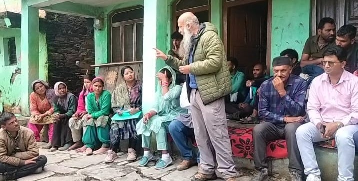 जोशीमठ के पल्ला गांव में प्रभावित परिवारों से बातचीत करते हुए भाकपा माले की टीम। जोशीमठ के पल्ला गांव में प्रभावित परिवारों से बातचीत करते हुए भाकपा माले की टीम।