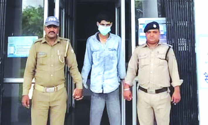 पुलिस गिरफ्त में आरोपित पुलिस गिरफ्त में आरोपित