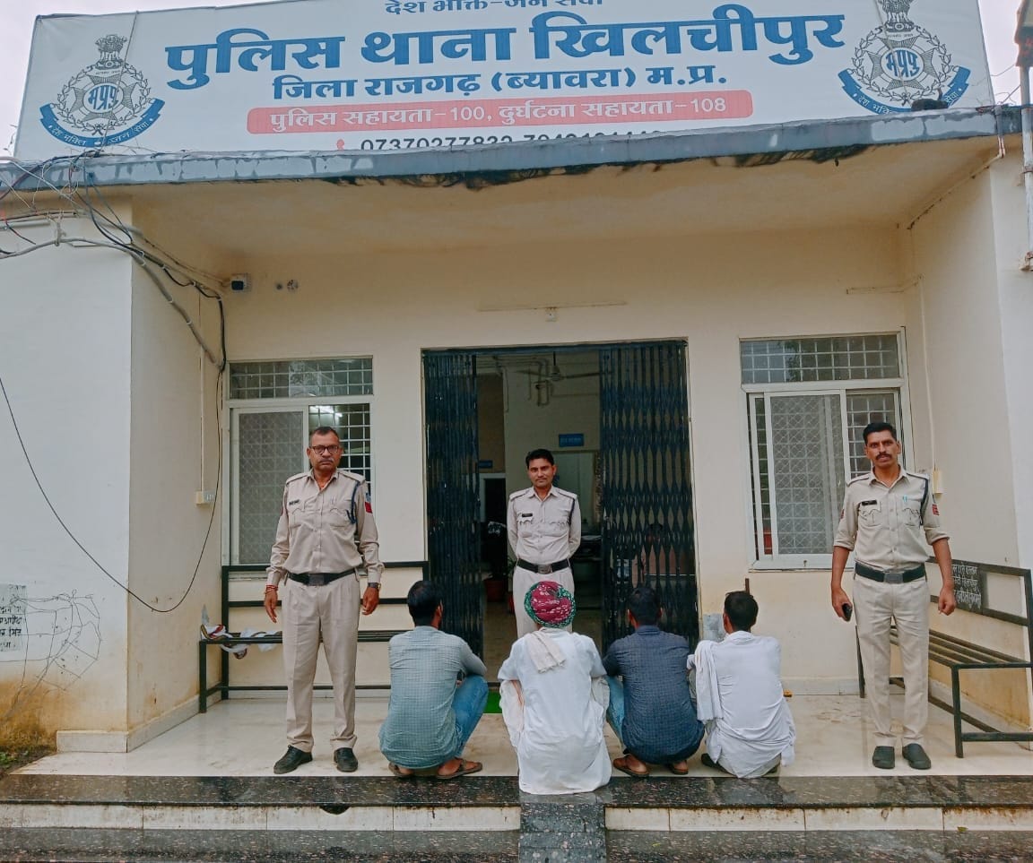 आठ लाख का नुकसान करने वाले बाप-बेटा सहित चार गिरफ्तार आठ लाख का नुकसान करने वाले बाप-बेटा सहित चार गिरफ्तार