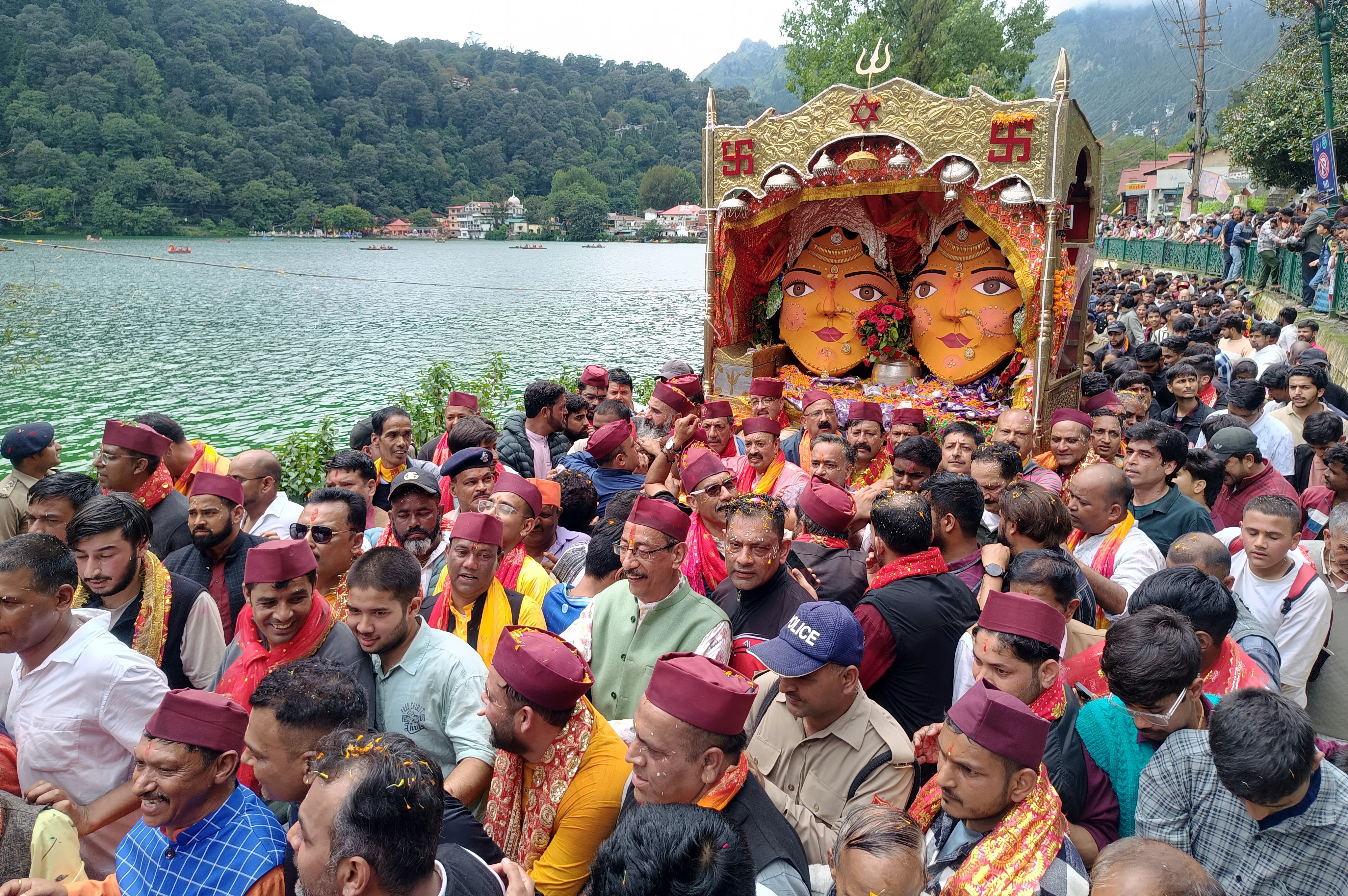 शोभायात्रा में शामिल माता नंदा-सुनंदा की सुंदर मूर्तियां शोभायात्रा में शामिल माता नंदा-सुनंदा की सुंदर मूर्तियां