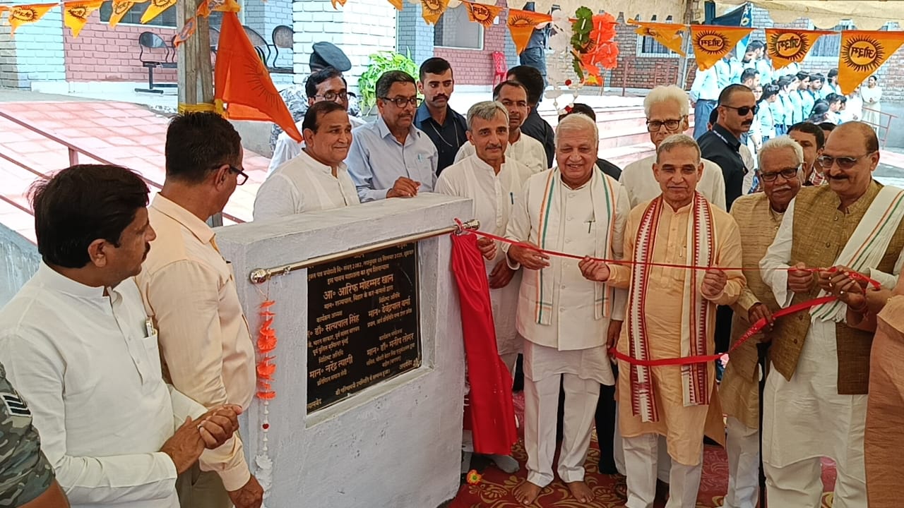 शिलान्यास के दौरान बिहार के राज्यपाल और अन्य लोग शिलान्यास के दौरान बिहार के राज्यपाल और अन्य लोग