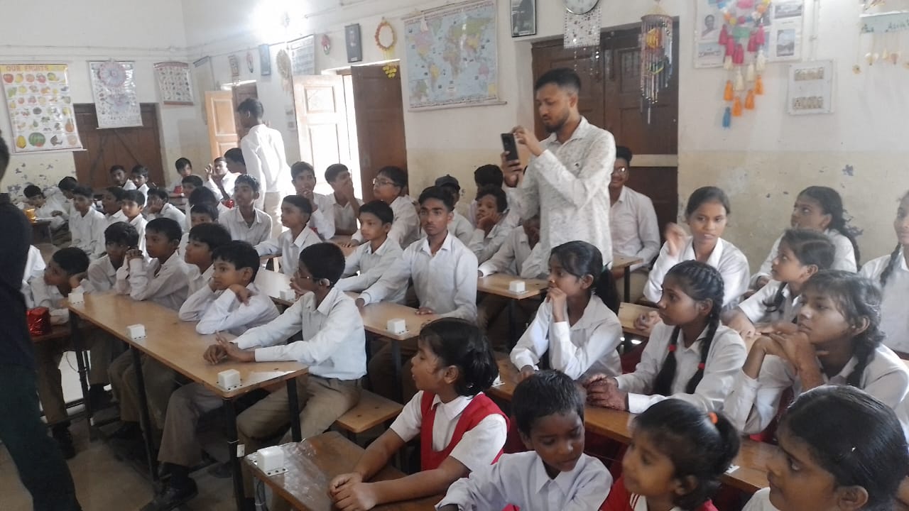 शिक्षक दिवस के अवसर पर जुटे मूक बधिर छात्रगण