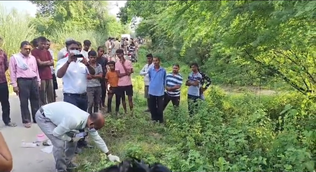 घटनास्थल पर पहुंची फोरेंसिक टीम की फोटो