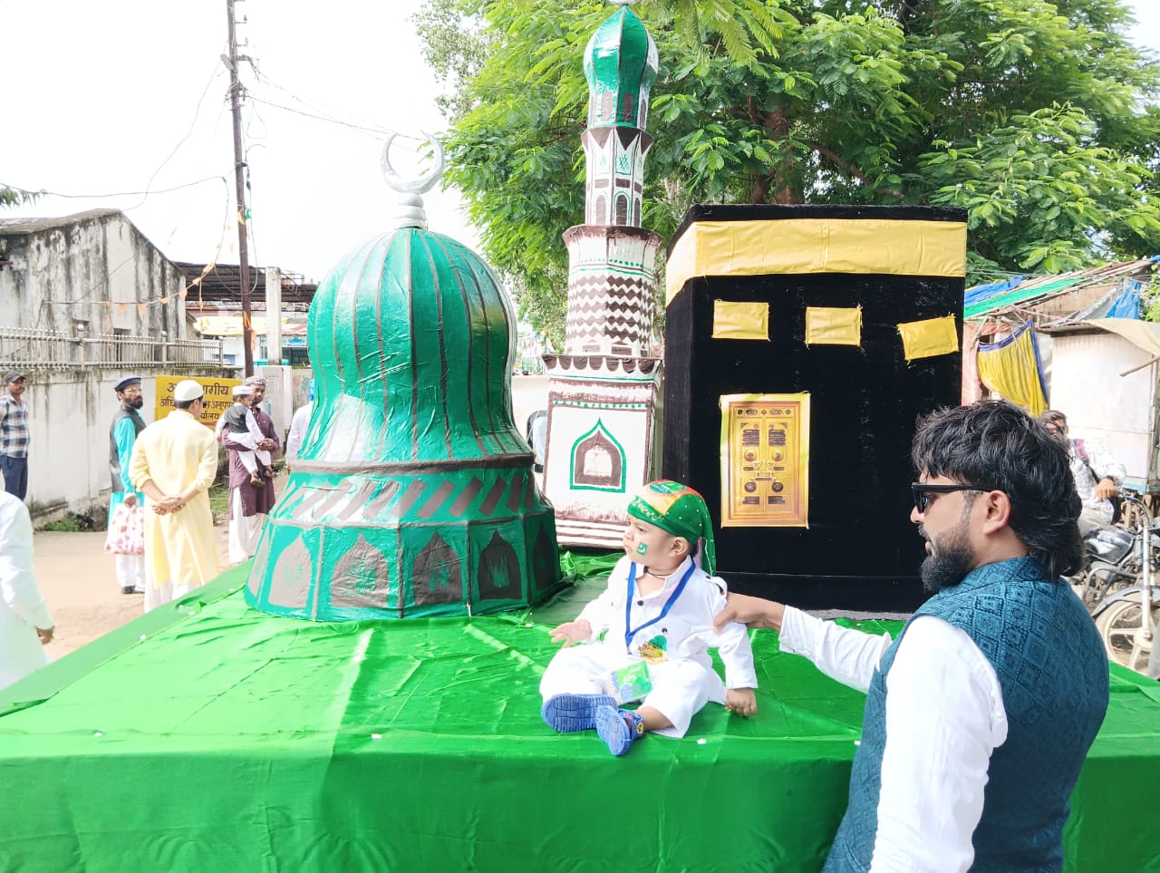 ताजिया के साथ चलते लाेग ताजिया के साथ चलते लाेग