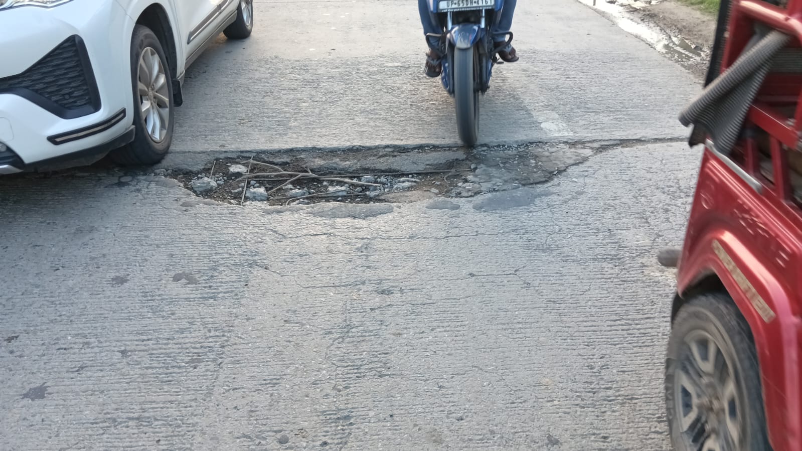 इसी गढ्ढ़े में गिरने से युवक की गई जान इसी गढ्ढ़े में गिरने से युवक की गई जान