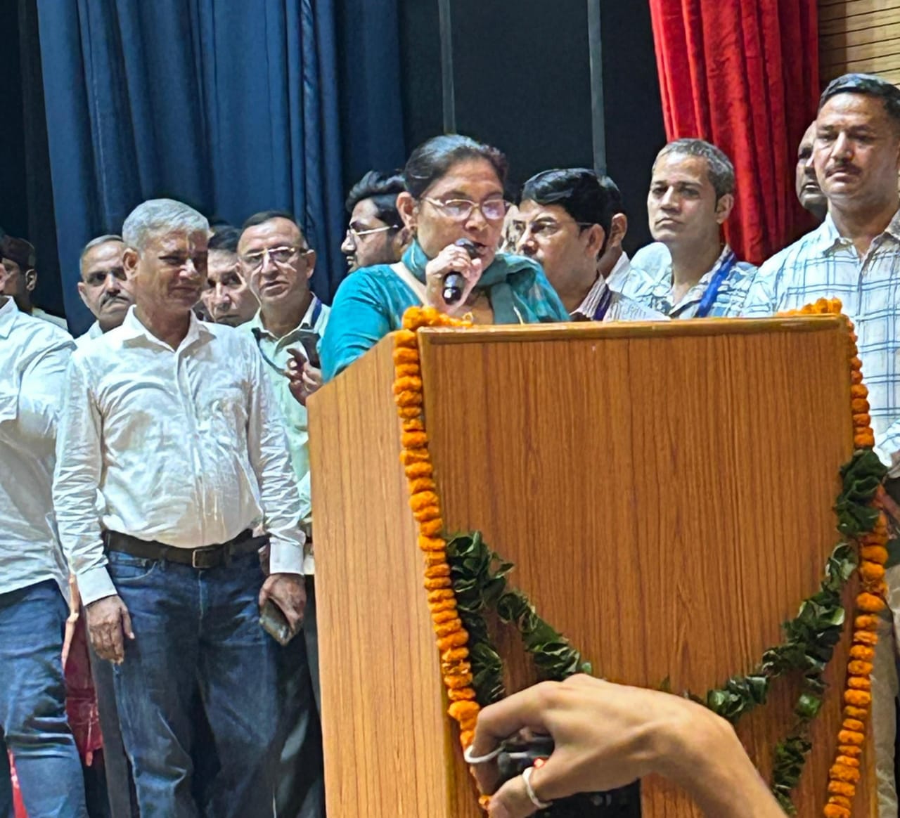 देहरादून में जिलाधिकारी शपथ दिलाते हुए।