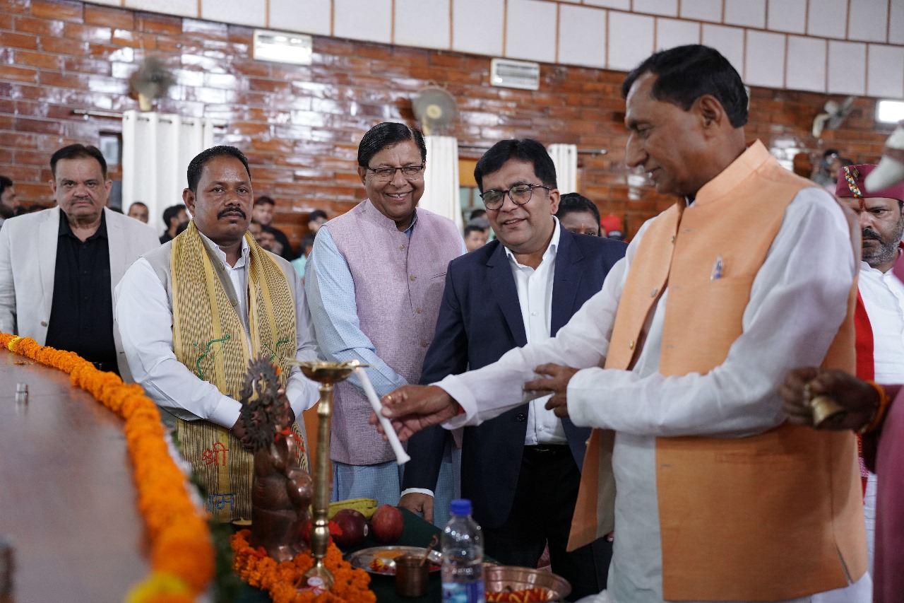 पिथौरागढ़ जिला पंचायत सभागार में शपथ ग्रहण कार्यक्रम का शुभारंभ करते अतिथि।