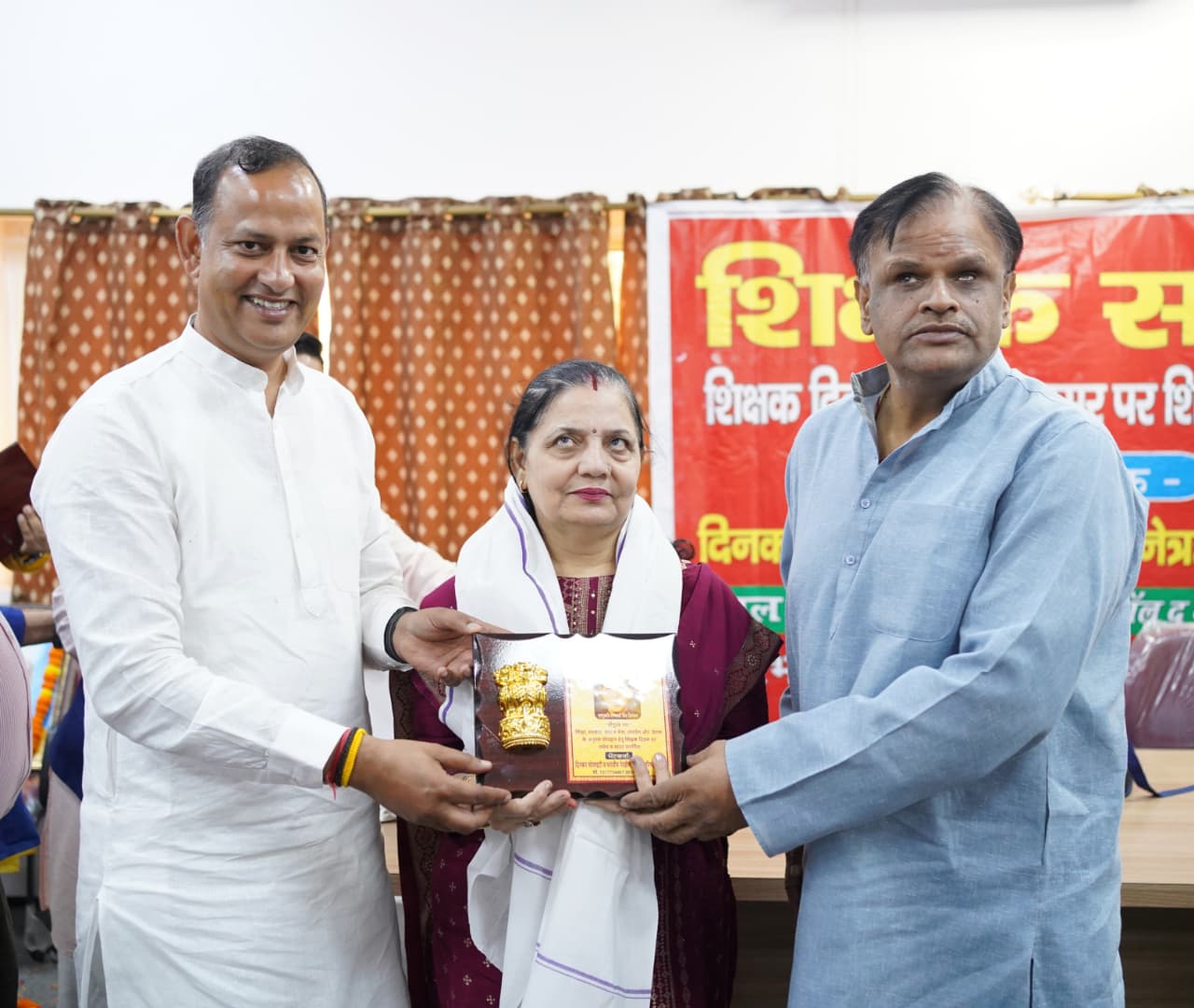 रोहिणी स्थित ऑल इंडिया कन्फेडरेशन ऑफ द ब्लाइंड्स में आयोजित समारोह में नेत्रहीन शिक्षकों को सम्मानित करते समाज कल्याण मंत्री रविंद्र इंद्राज सिंह रोहिणी स्थित ऑल इंडिया कन्फेडरेशन ऑफ द ब्लाइंड्स में आयोजित समारोह में नेत्रहीन शिक्षकों को सम्मानित करते समाज कल्याण मंत्री रविंद्र इंद्राज सिंह