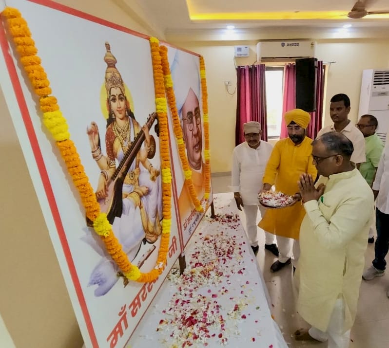 मां सरस्वती के समक्ष दीप प्रज्वलित करते हुए राज्य मंत्री गिरीश चंद्र यादव