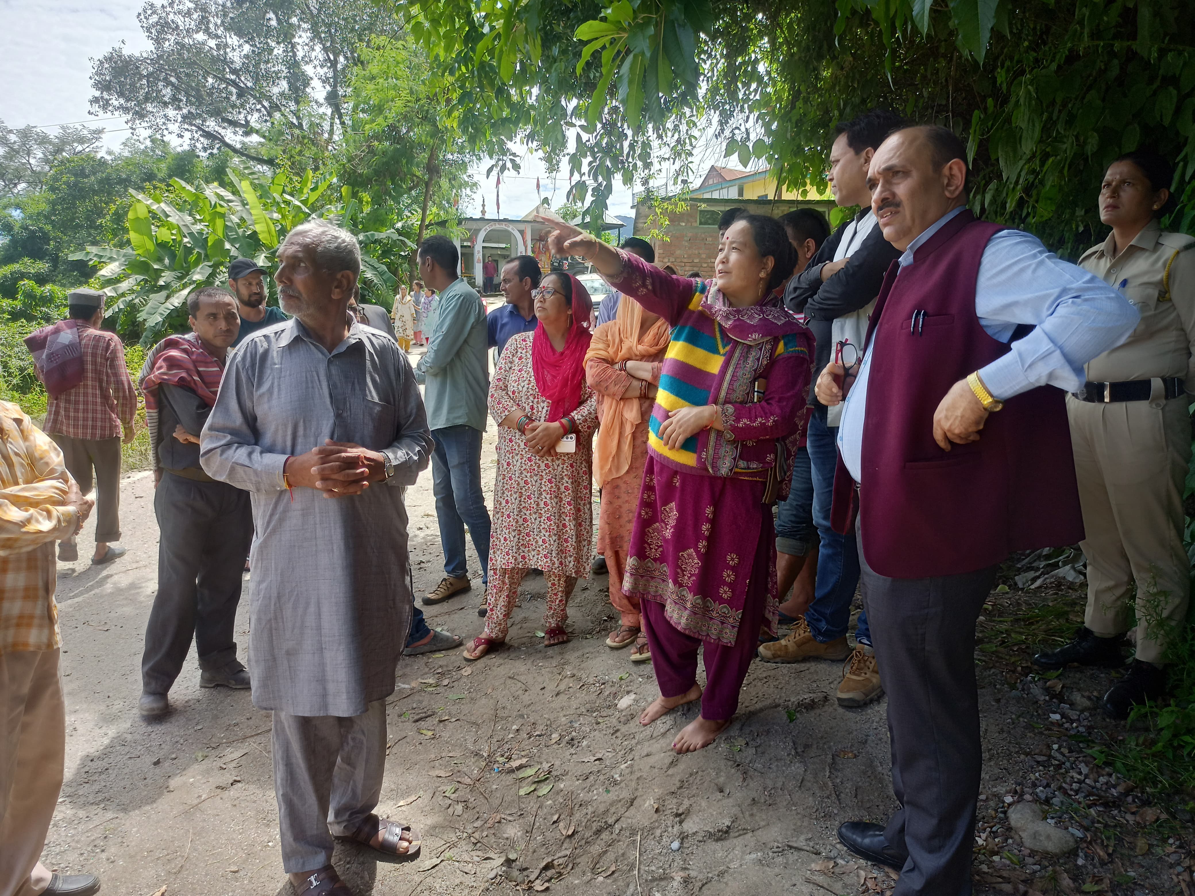 कुंडनी गांव में आपदा प्रभावितों से मिलते हुए एसडीएम मनीष चौधरी। कुंडनी गांव में आपदा प्रभावितों से मिलते हुए एसडीएम मनीष चौधरी।