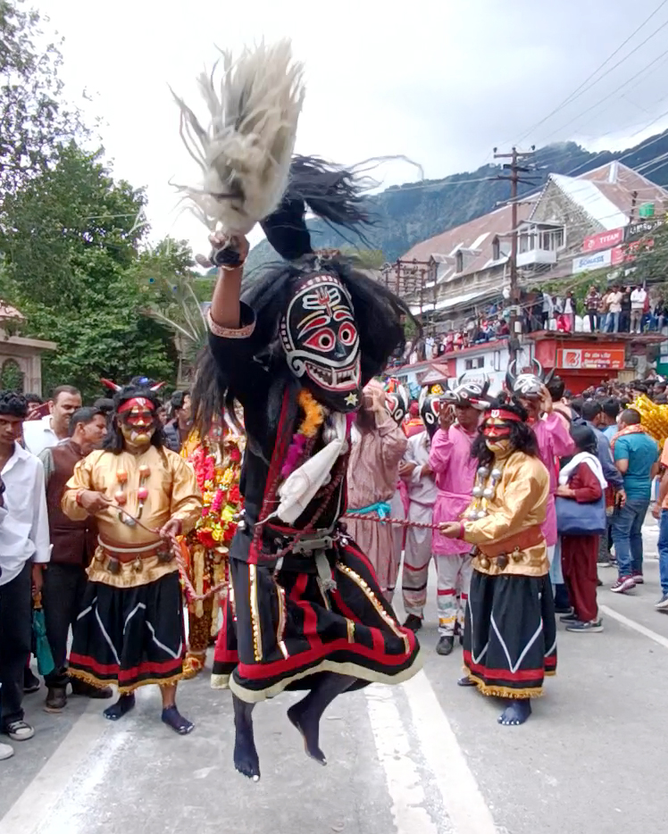 शोभायात्रा में शामिल लखिया भूत की झांकी। शोभायात्रा में शामिल लखिया भूत की झांकी।