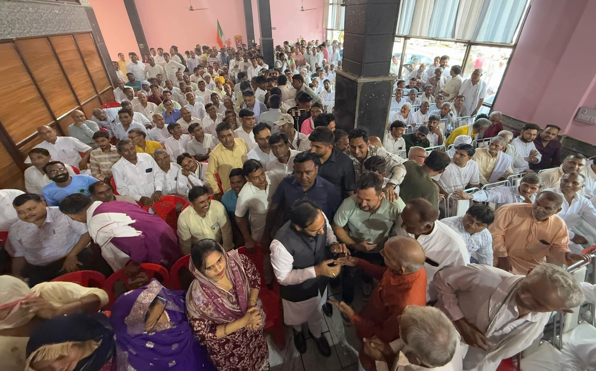 कार्यकर्ताओं के बीच पहुंचे भाजपा विधायक देवेंद्र चतरभुज अत्री। कार्यकर्ताओं के बीच पहुंचे भाजपा विधायक देवेंद्र चतरभुज अत्री।