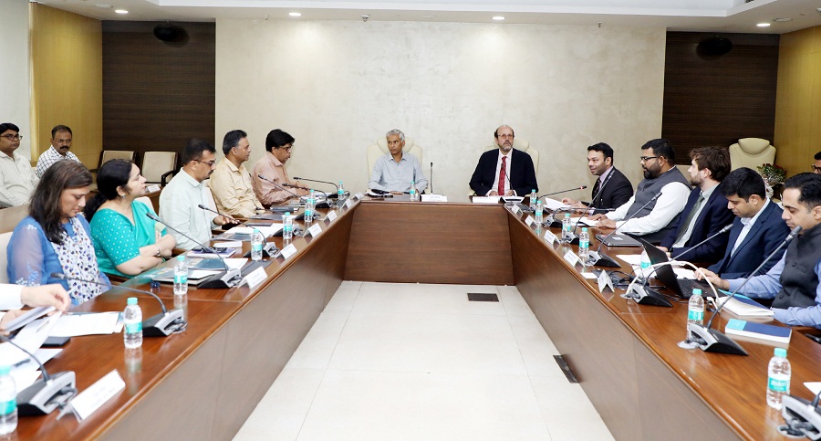 नोबेल पुरस्कार विजेता प्रो. क्रेमर भोपाल में वरिष्ठ अधिकारियों के साथ प्रदेश की विकास पहलों को और अधिक प्रभावी बनाने और साक्ष्य-आधारित विकास रणनीतियों पर चर्चा करते हुए
