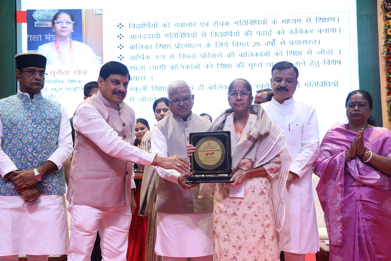 राज्यपाल और मुख्यमंत्री ने उत्कृष्ट कार्य करने वाले शिक्षकों को किया सम्मानित