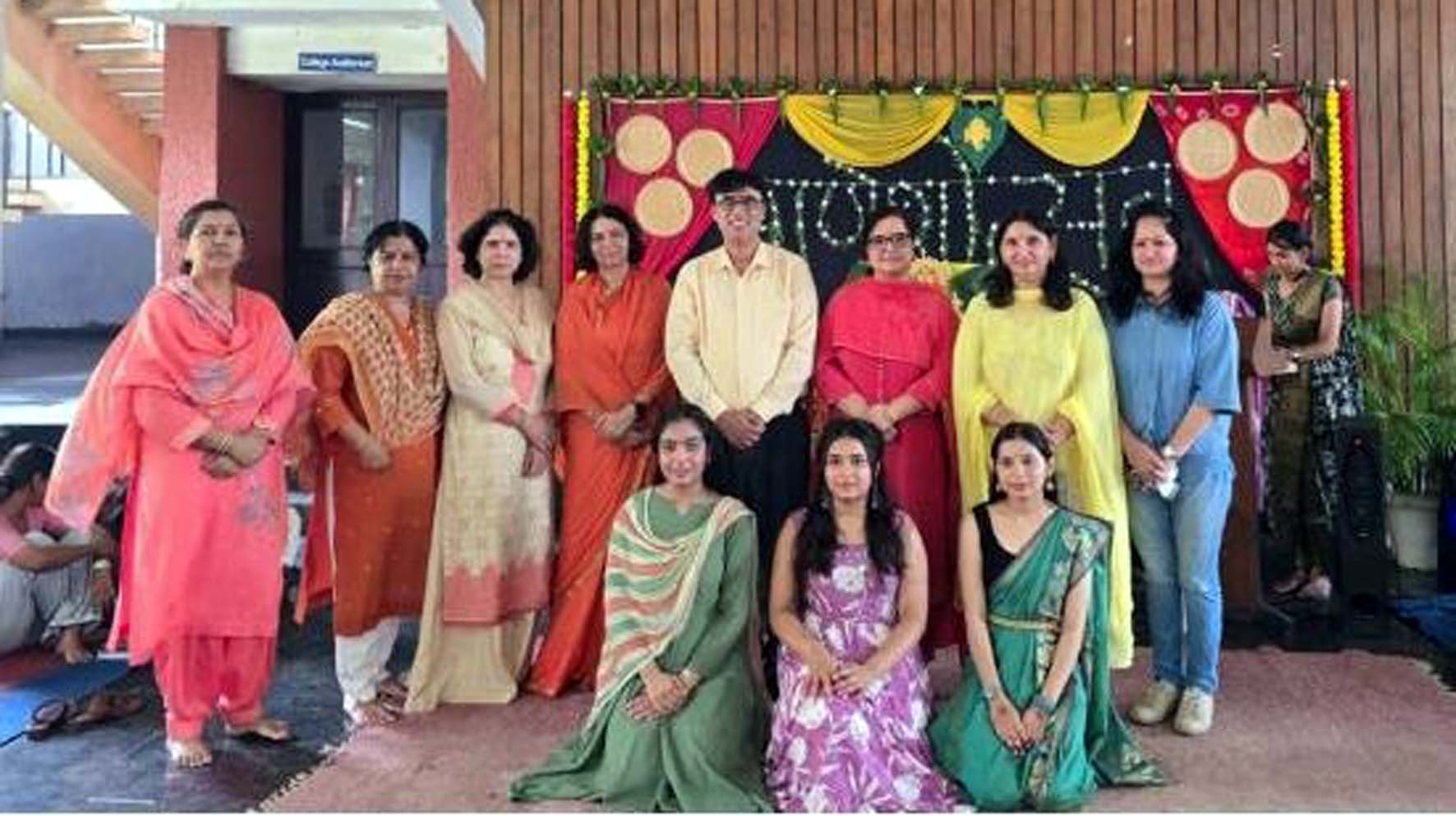 महाविद्यालय के अधिष्ठाता डॉ. अतुल ढींगड़ा के छात्राएं एवं अन्य अधिकारी महाविद्यालय के अधिष्ठाता डॉ. अतुल ढींगड़ा के छात्राएं एवं अन्य अधिकारी