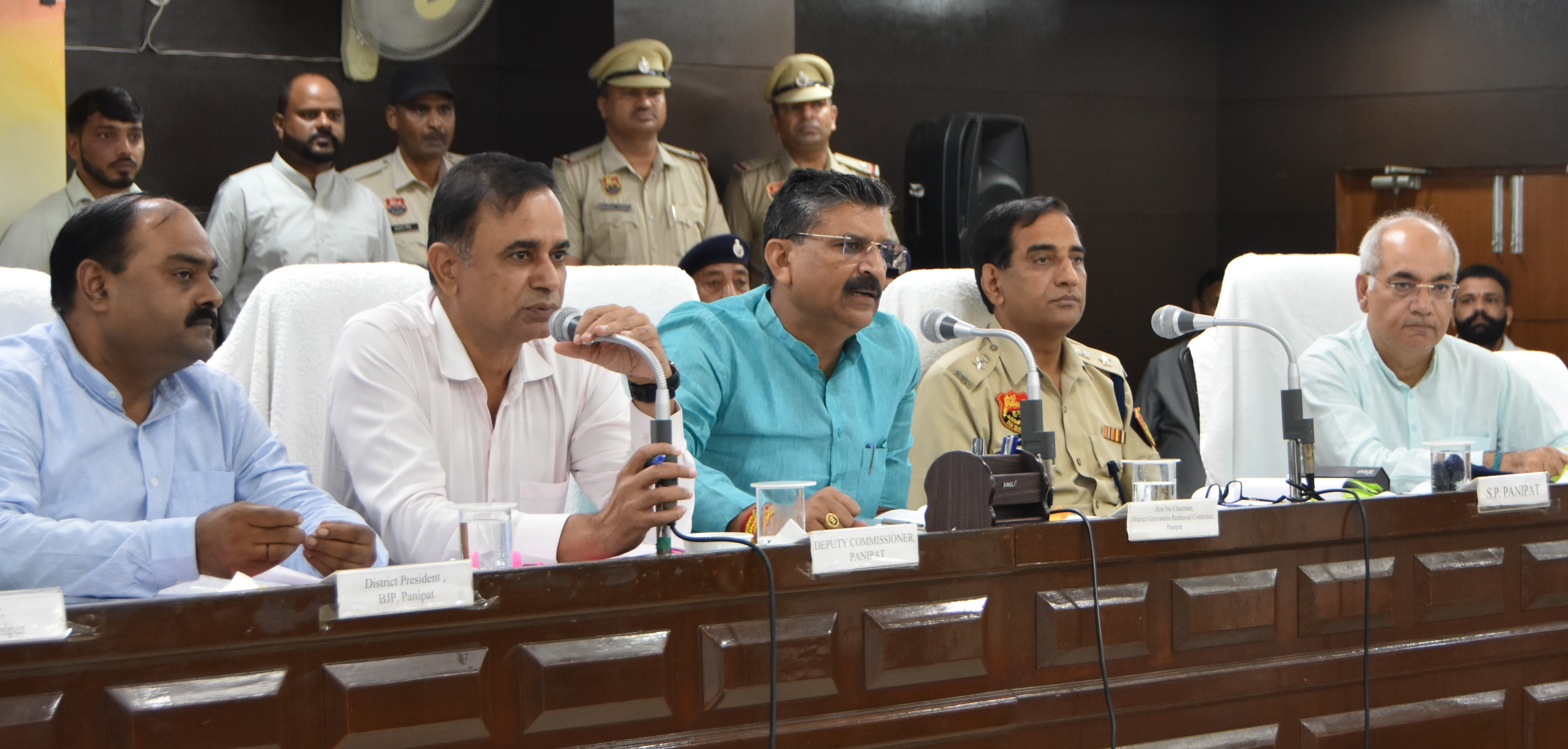 पानीपत में जिला कष्ट निवारण समिति की मासिक बैठक में समस्याओं का निदान करते  कैबिनेट मंत्री कृष्ण कुमार बेदी