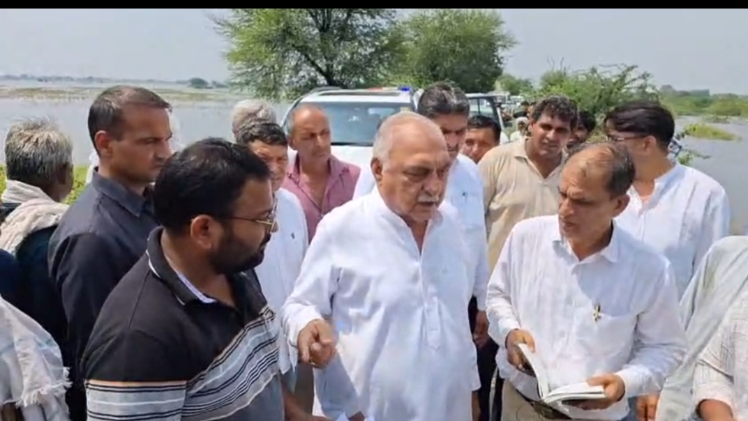जल भराव की स्थिति का जायजा लेते पूर्व मुख्यमंत्री भूपेंद्र सिंह हुड्डा