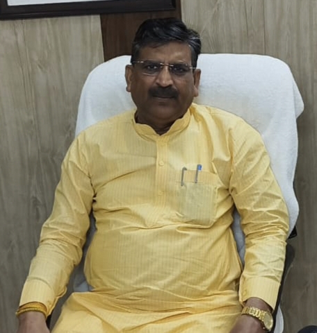 पत्रकारों से बातचीत करते हुए कैबिनेट मंत्री कृष्ण बेदी।
