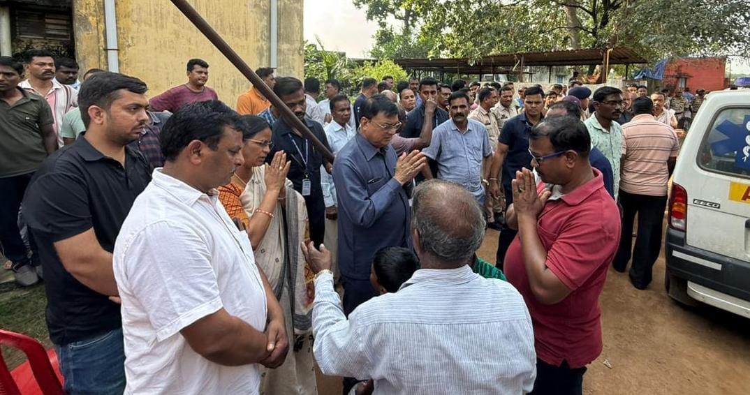 कोरबा :कैबिनेट मंत्री श्री देवांगन पुलिस लाइन कॉलोनी पहुंच कर दी श्रद्धांजलि, शोक संतृप्त परिवार जनों से मुलाकात कर बांटा दुख