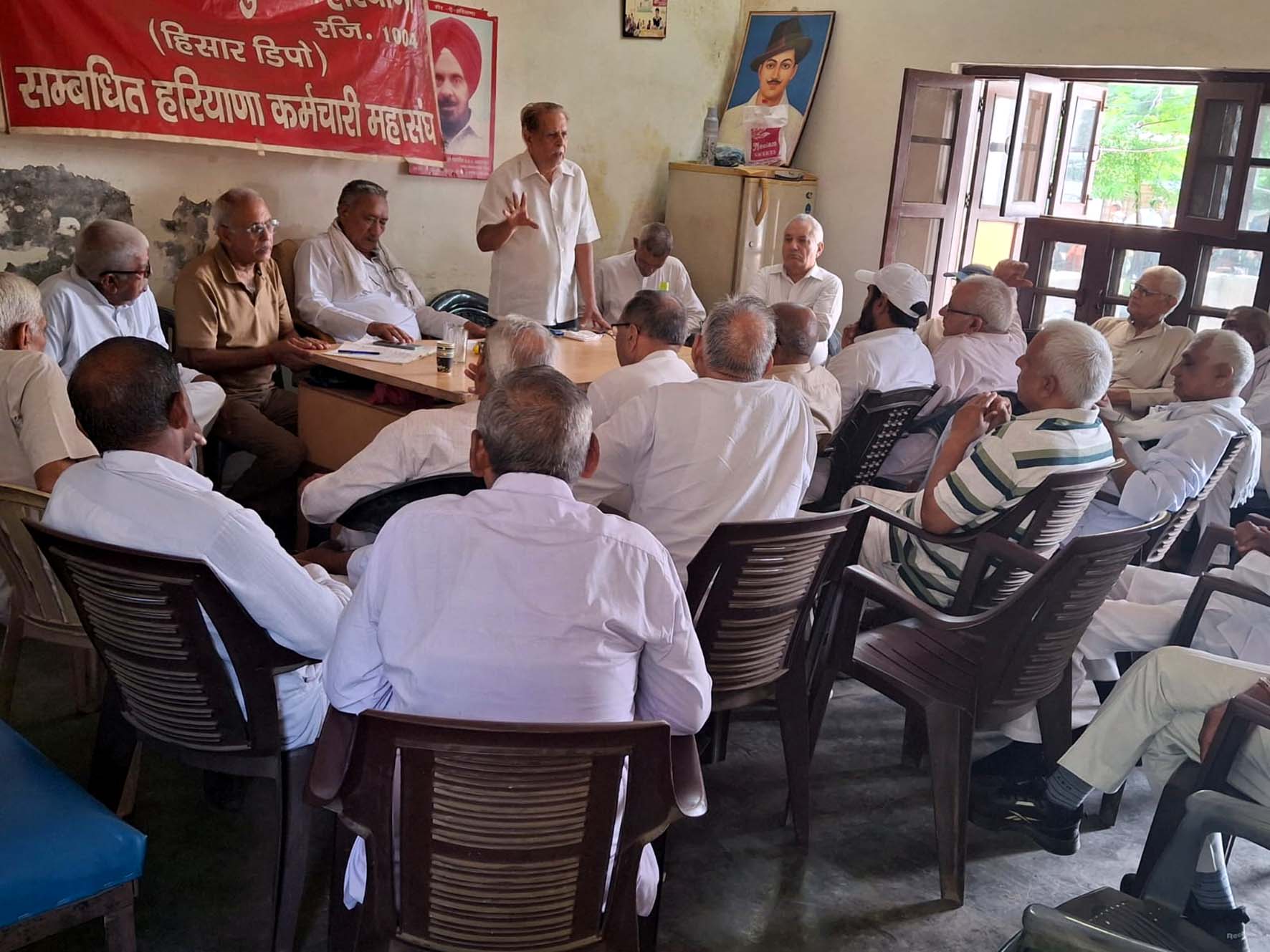 सेवानिवृत्त कर्मचारी एसोसिएशन की बैठक को संबोधित करते पदाधिकारी। सेवानिवृत्त कर्मचारी एसोसिएशन की बैठक को संबोधित करते पदाधिकारी।