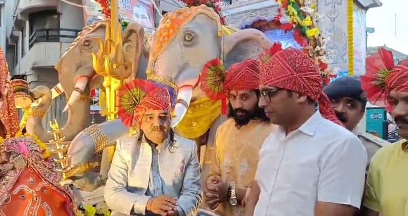 झांकियों की शुरुआत करते हुए कलेक्टर