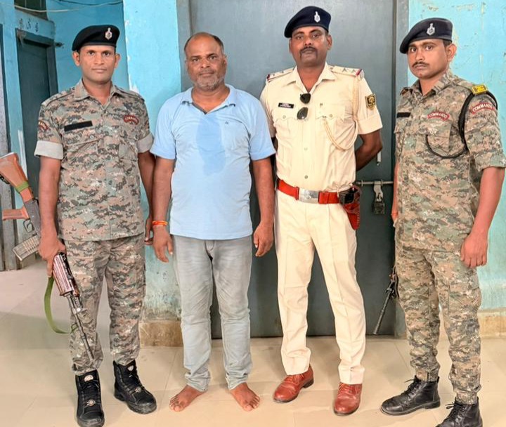 पुलिस गिरफ्त में हत्याकांड के आरोपी जिप पति रमेश सिंह पुलिस गिरफ्त में हत्याकांड के आरोपी जिप पति रमेश सिंह