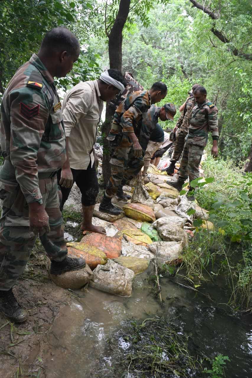 बहादुरगढ़ में मुंगेशपुर ड्रेन की मरम्मत करते सेना के जवान।