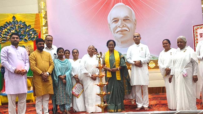 उद्घाटन करते अतिथिगण
