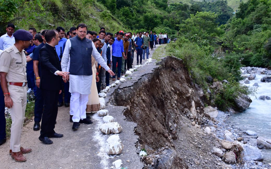आपदा प्रभावित क्षेत्र का दौरा करते सीएम। आपदा प्रभावित क्षेत्र का दौरा करते सीएम।
