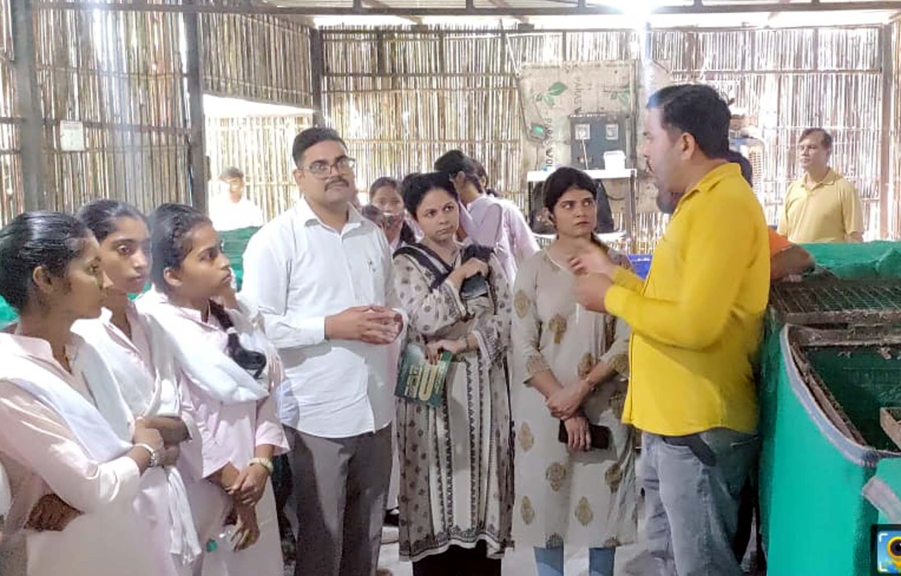 गुरुग्राम में कम्पोस्टिंग प्लांट का भ्रमण करते विद्यार्थी।