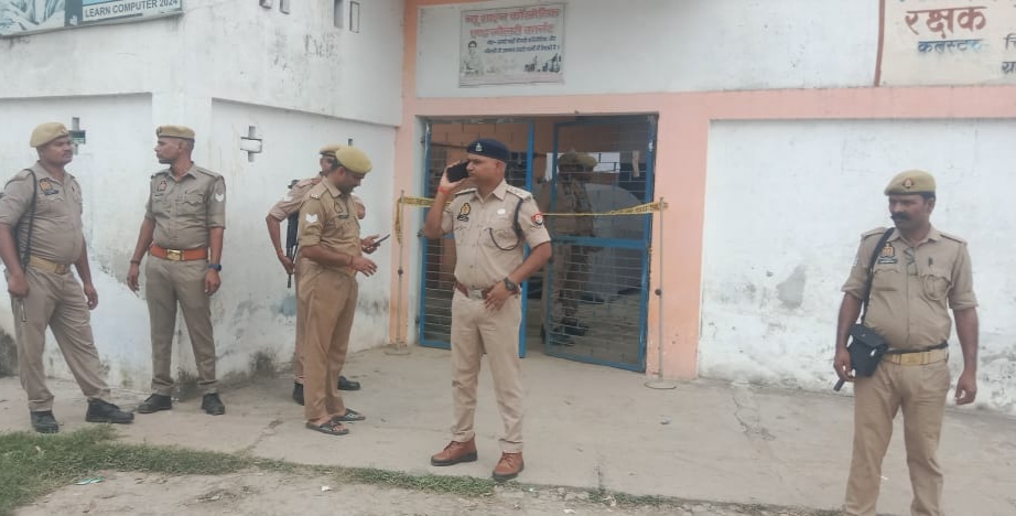 मौके पर मौजूद पुलिस अधिकारी।