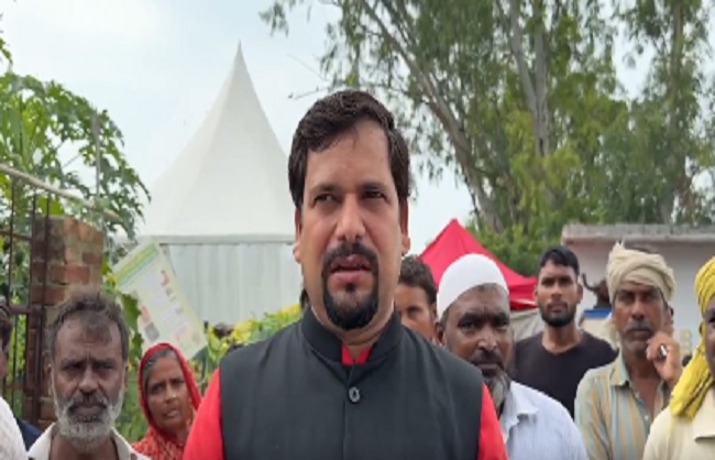 आआपा नेता संजीव झा जायजा लेते हुए। आआपा नेता संजीव झा जायजा लेते हुए।