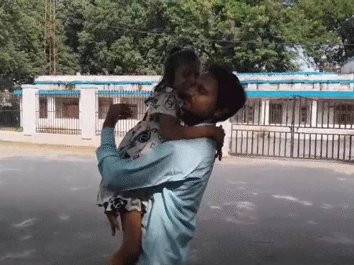 टॉयलेट जाने पर दूसरी क्लास की छात्रा को महिला टीचर ने कराए सौ बार उठक-बैठक, मसल्स क्रैक टॉयलेट जाने पर दूसरी क्लास की छात्रा को महिला टीचर ने कराए सौ बार उठक-बैठक, मसल्स क्रैक