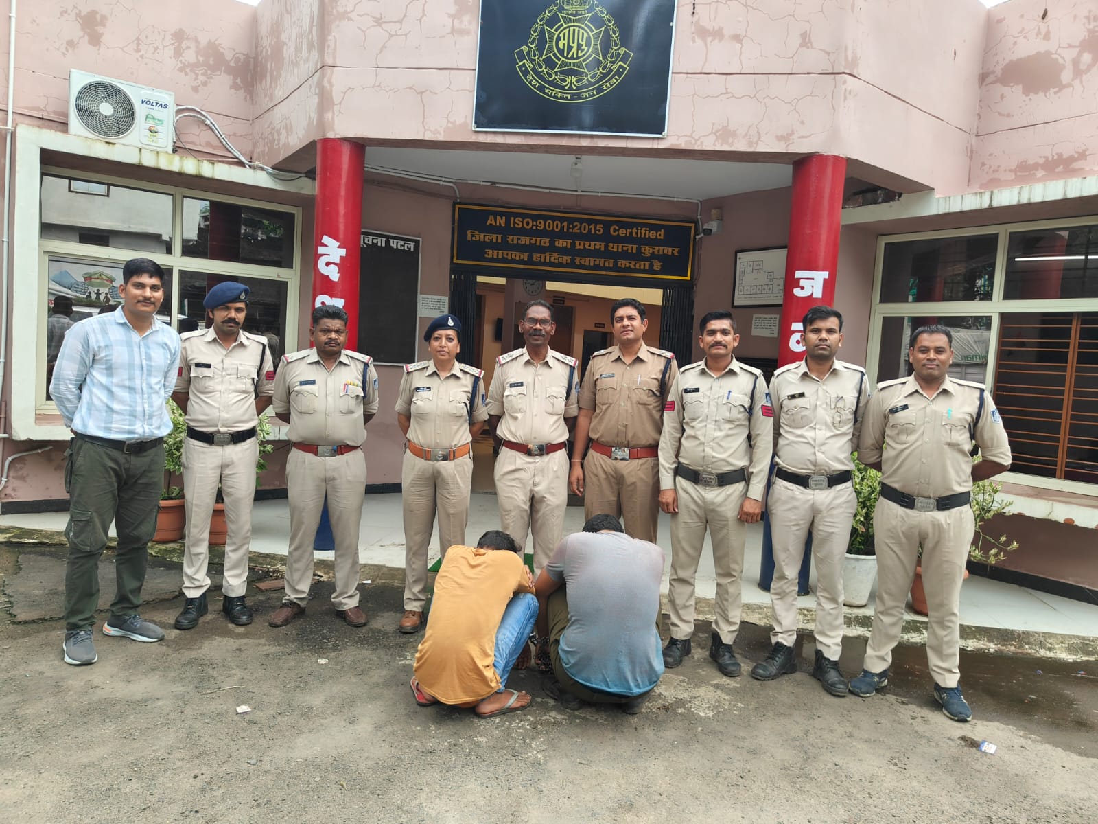 गिरोह के दो सदस्य गिरफ्तार, 15 लाख 97 हजार का माल बरामद