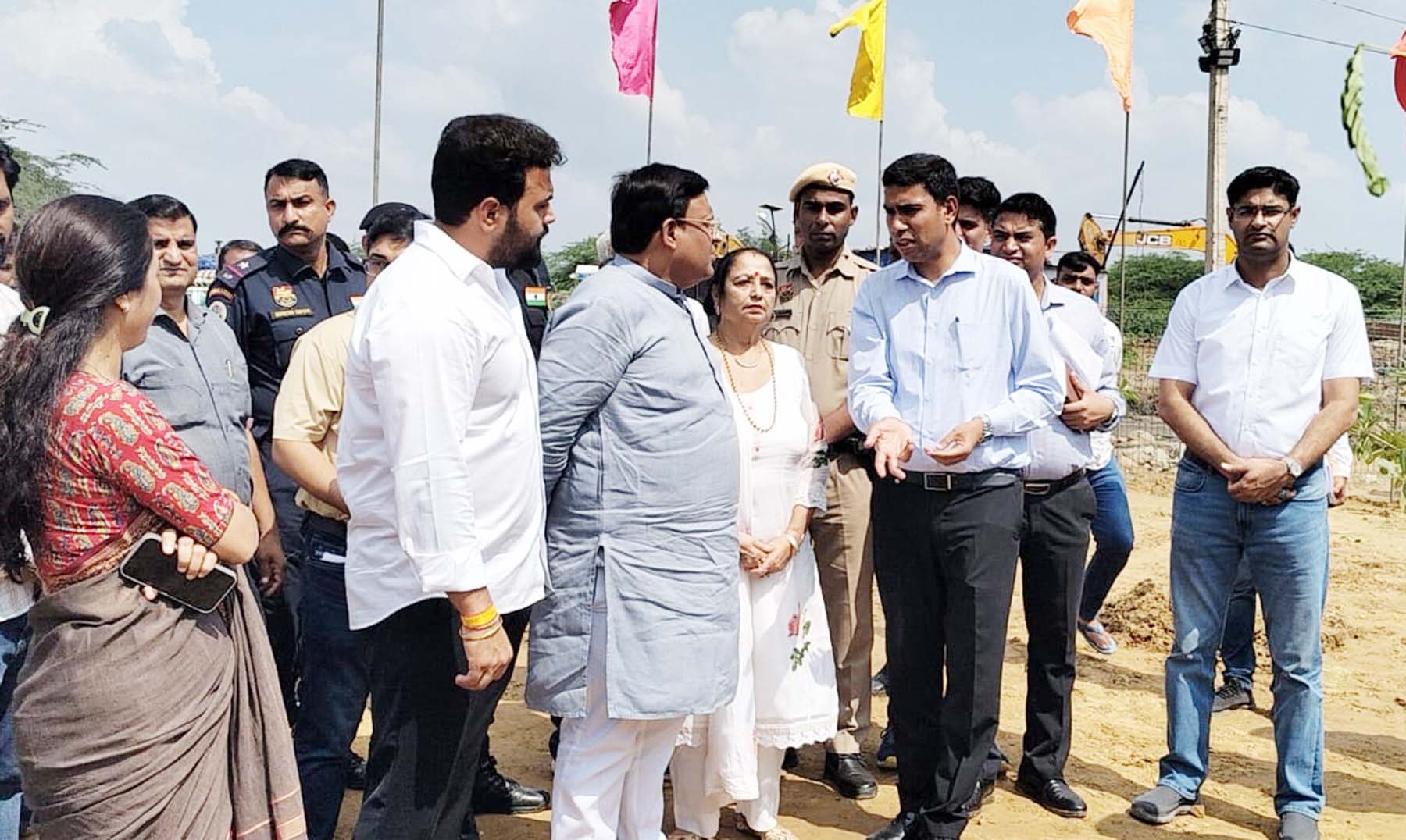 गुरुग्राम-फरीदाबाद रोड स्थित बंधवाड़ी कचरा प्लांट का दौरा करते मंत्री विपुल गोयल।