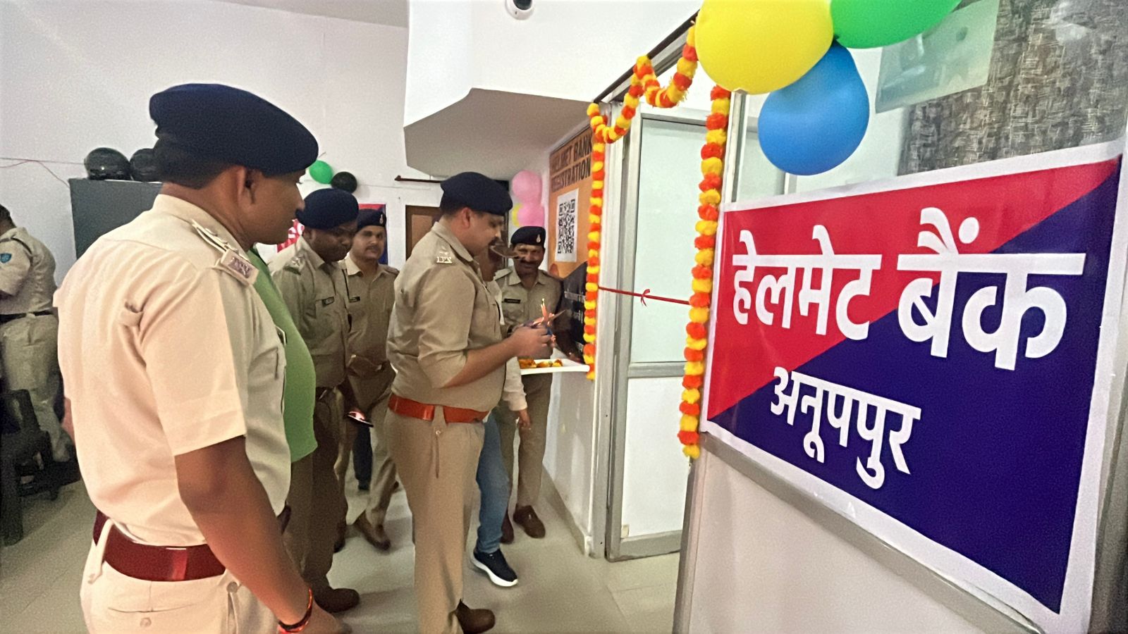 हेलमेट बैंक का शुभारंभ पुलिस अधीक्षक मोती उर रहमान हेलमेट बैंक का शुभारंभ पुलिस अधीक्षक मोती उर रहमान