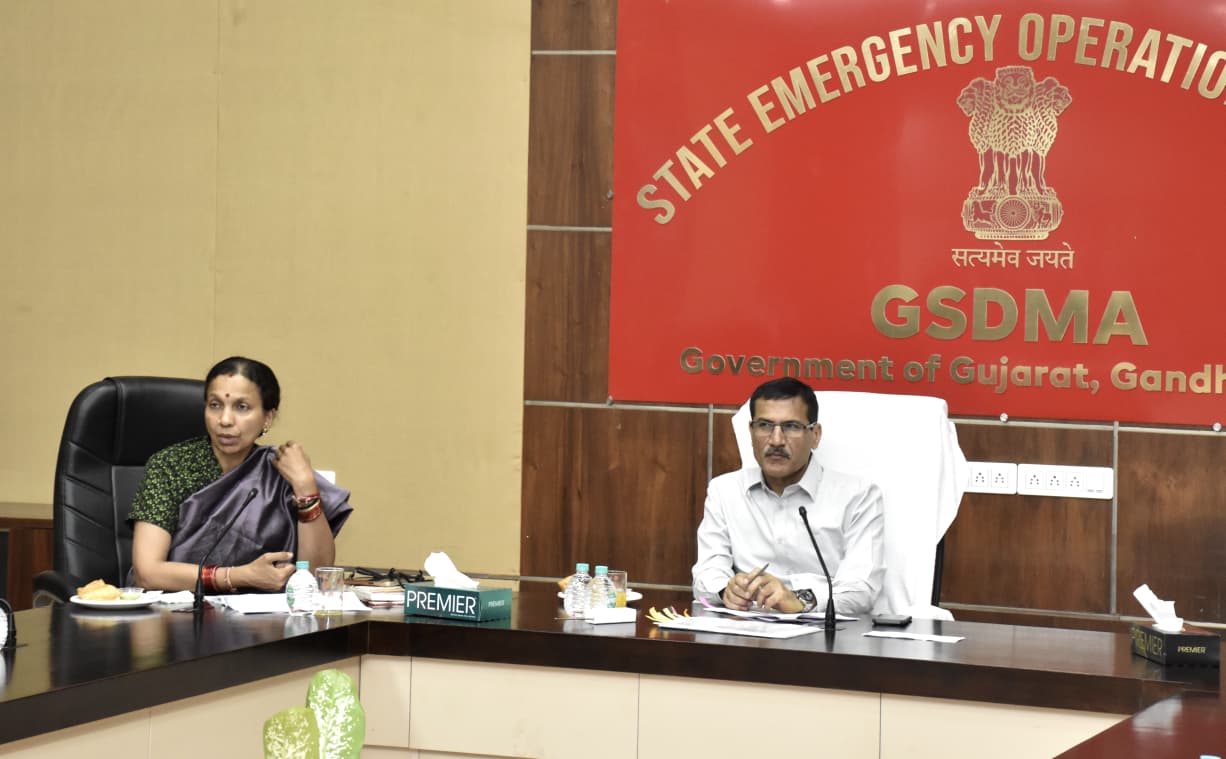 स्टेट इमरजेंसी ऑपरेशन सेंटर में समीक्षा बैठक स्टेट इमरजेंसी ऑपरेशन सेंटर में समीक्षा बैठक