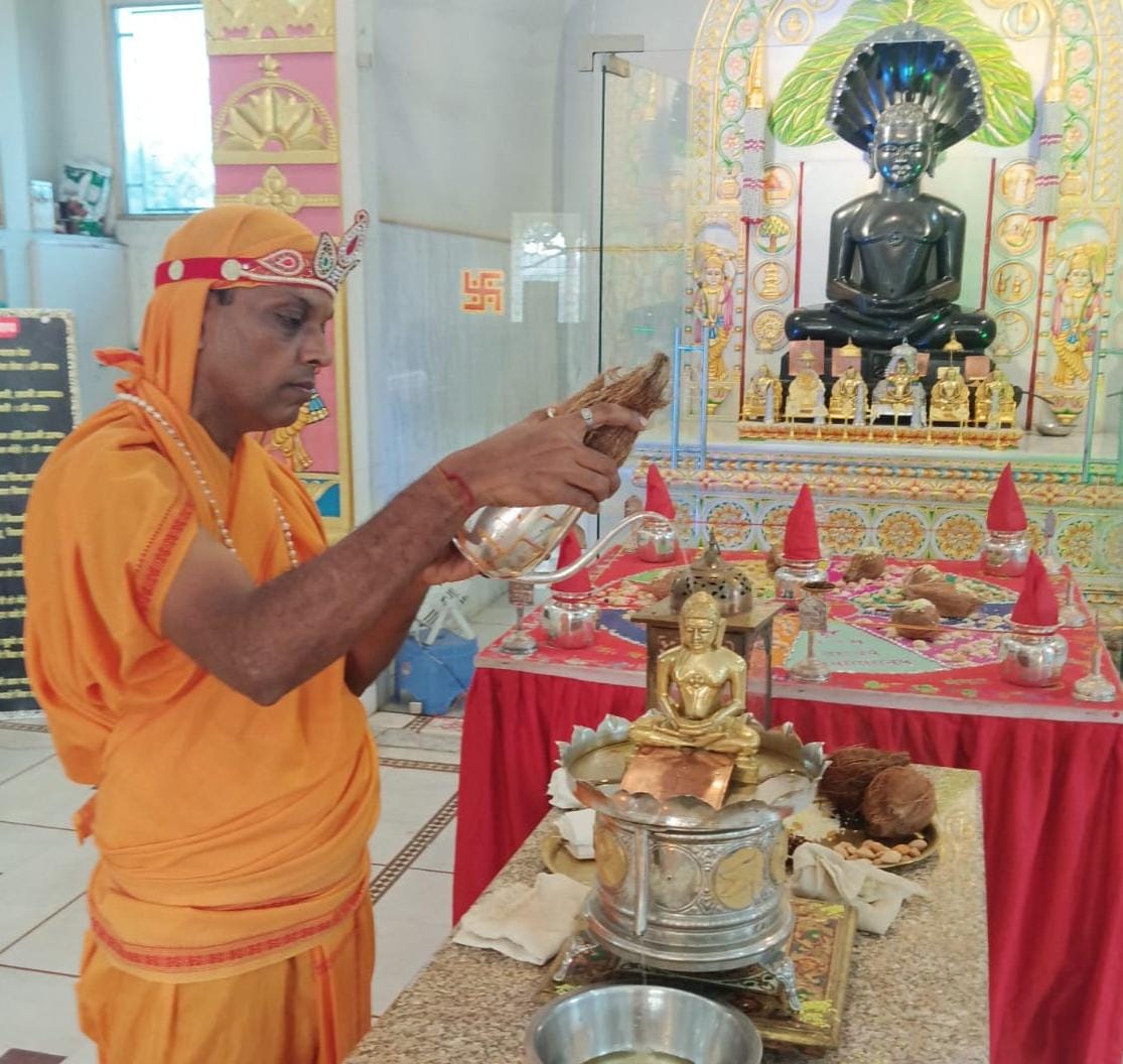 पूजा करते श्रद्धालु पूजा करते श्रद्धालु