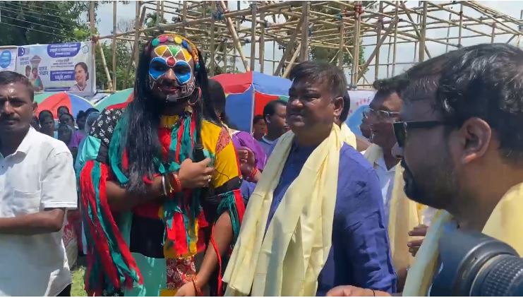 लोगों से मिलते राज्य मंत्री बेचाराम मन्ना 