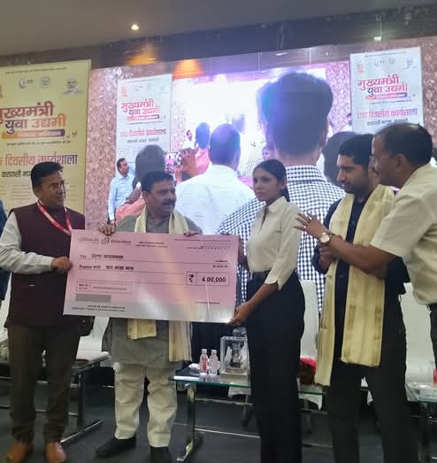 पांच लाख का चेक बांटते हुए मंत्री रविन्द्र जायसवाल