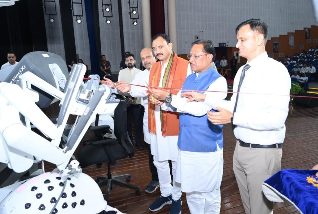 अखिल भारतीय आयुर्विज्ञान संस्थान (एम्स) में रोबोटिक सर्जिकल सिस्टम ‘देव हस्त’ का शुभारंभ करते मुख्यमंत्री विष्णुदेव साय अखिल भारतीय आयुर्विज्ञान संस्थान (एम्स) में रोबोटिक सर्जिकल सिस्टम ‘देव हस्त’ का शुभारंभ करते मुख्यमंत्री विष्णुदेव साय