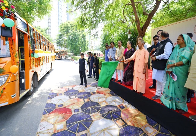 परिवहन विभााग की बस को हरी झण्डी दिखाते सीएम योगी, साथ में परिवहन मंत्री दयाशंकर सिंह परिवहन विभााग की बस को हरी झण्डी दिखाते सीएम योगी, साथ में परिवहन मंत्री दयाशंकर सिंह
