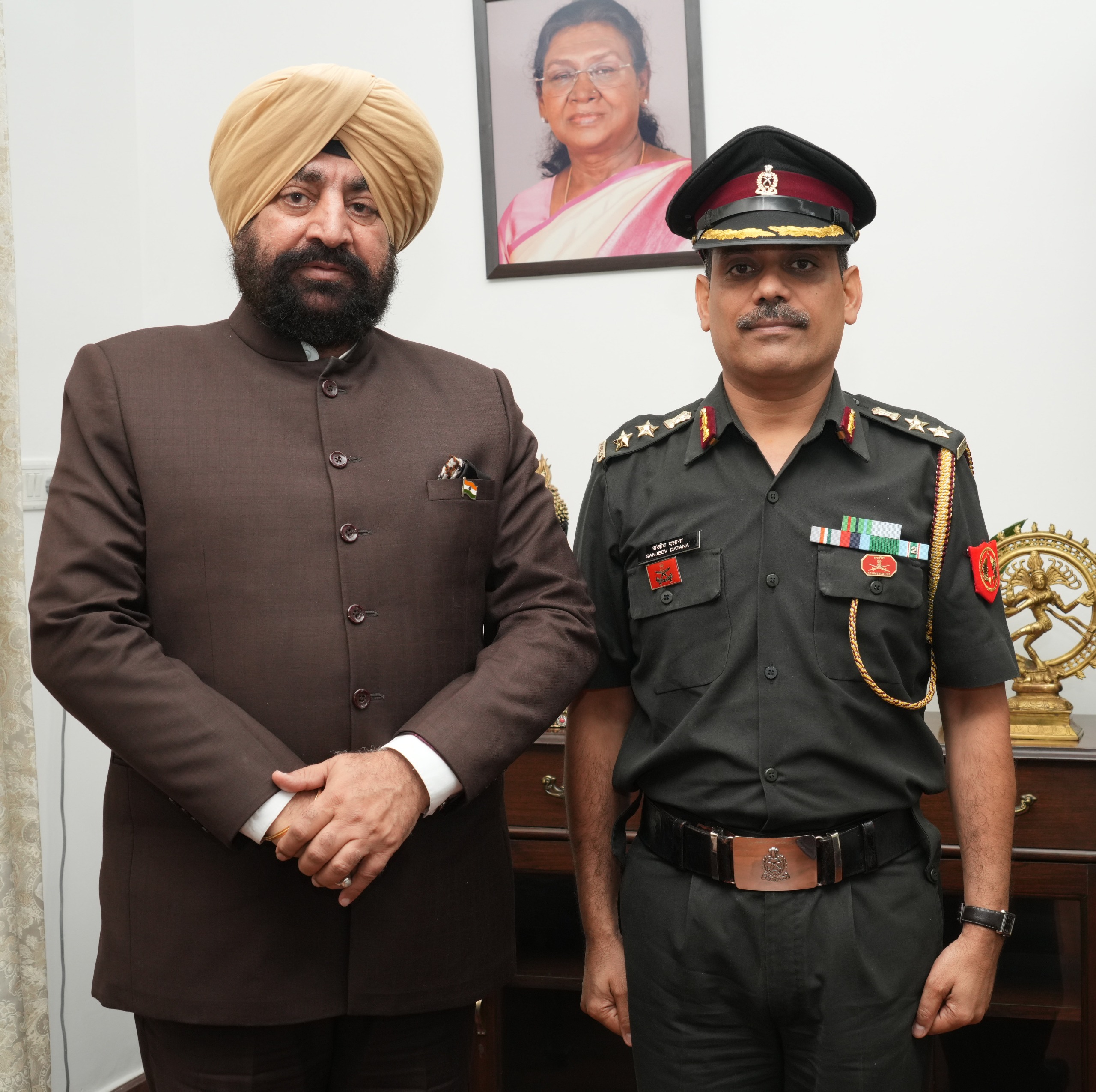 कर्नल संजीव दत्ताना राज्यपाल से राजभवन में शिष्टाचार भेंट करते। कर्नल संजीव दत्ताना राज्यपाल से राजभवन में शिष्टाचार भेंट करते।