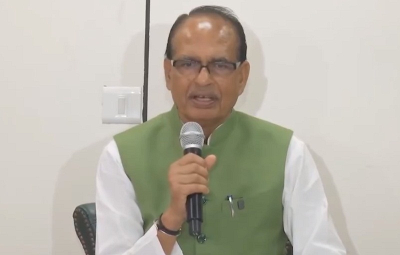 भोपाल में पत्रकारों से बात करते हुए शिवराज सिंह भोपाल में पत्रकारों से बात करते हुए शिवराज सिंह