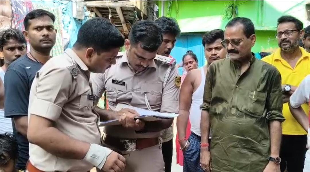 मौके पर मौजूद पुलिस