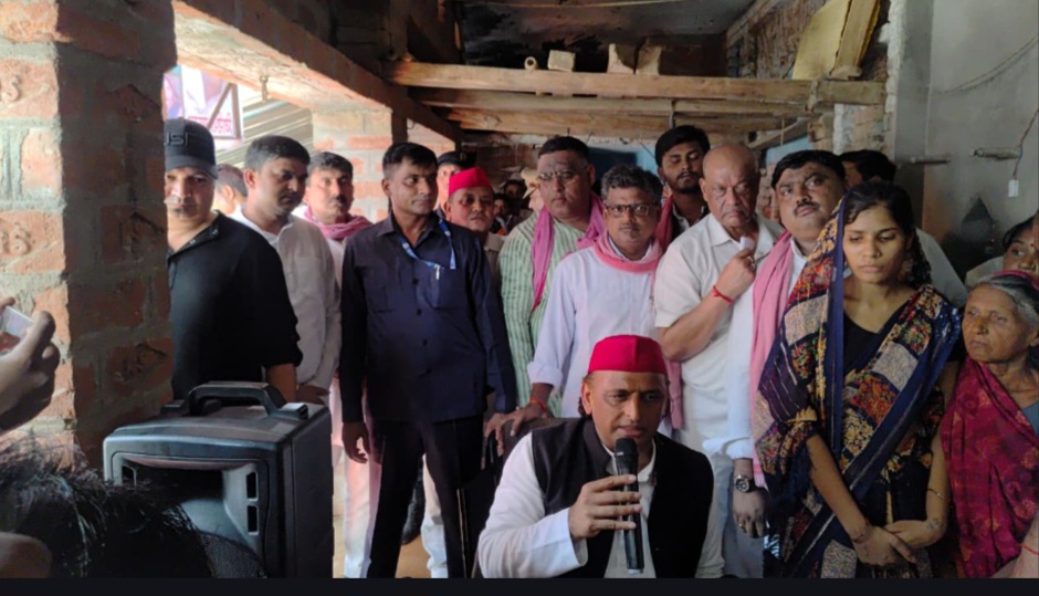 कन्नौज पहुंचे अखिलेश, करंट से मरने वाले बृजेश के परिवार को दी सहायता कन्नौज पहुंचे अखिलेश, करंट से मरने वाले बृजेश के परिवार को दी सहायता