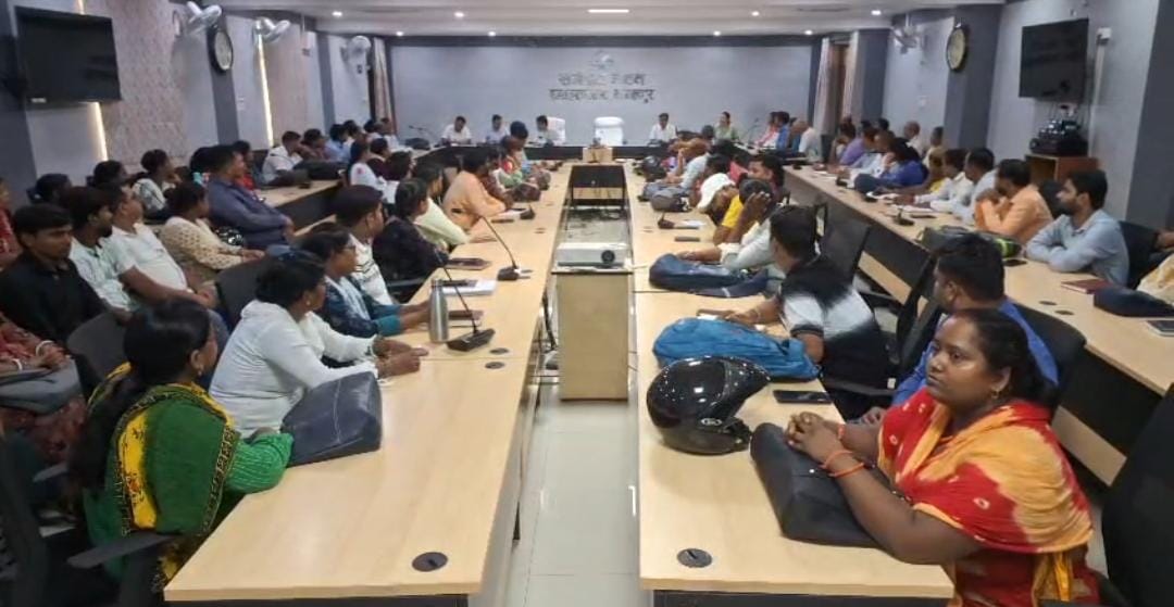 बैठक करते जिलाधिकारी