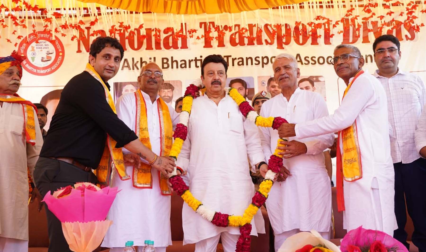 बोहड़ा कला में आयोजित राष्ट्रीय परिवहन दिवस कार्यक्रम में राव नरबीर सिंह का स्वागत करते ग्रामीण।