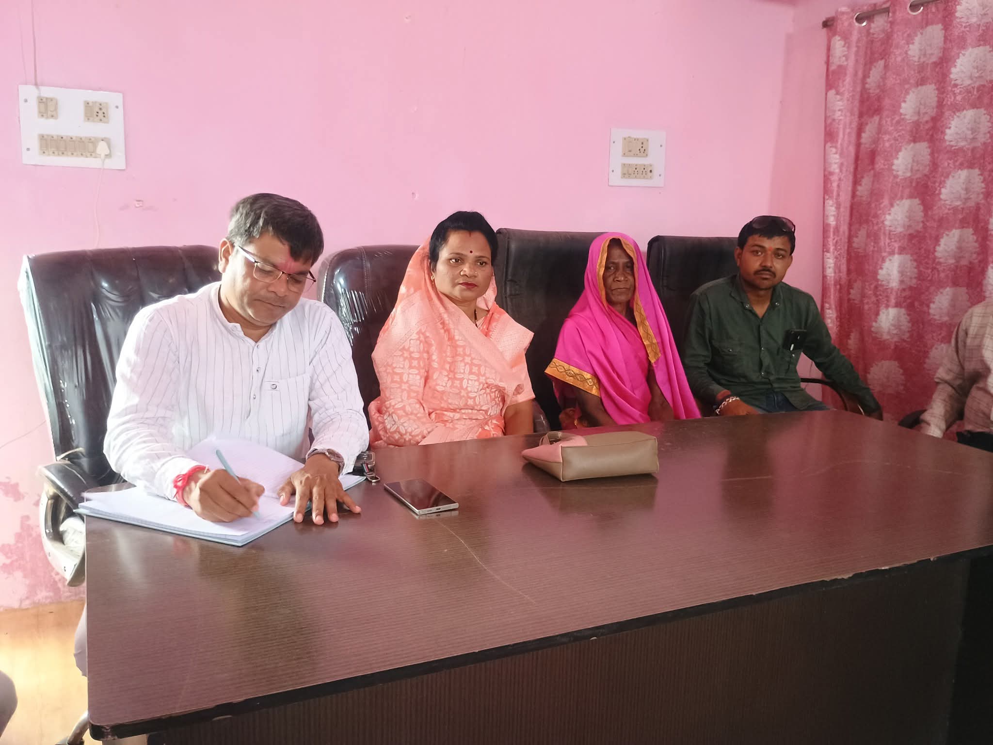 ग्रमीणाे की समस्या सुनती जिला पंचायत अध्यक्ष ग्रमीणाे की समस्या सुनती जिला पंचायत अध्यक्ष
